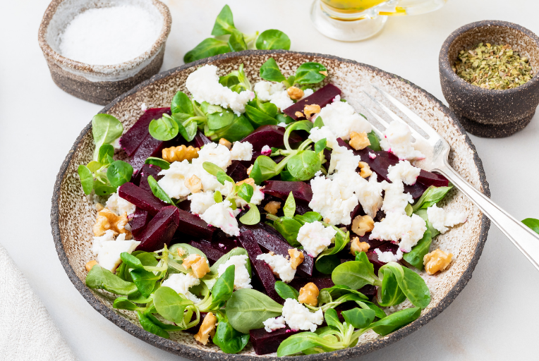 sałatka z buraka z kozim serem
