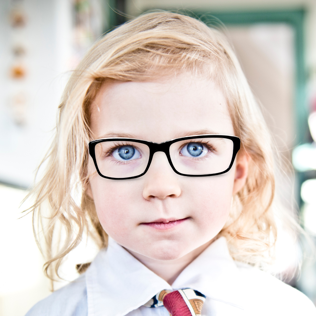 dziecko w okularach