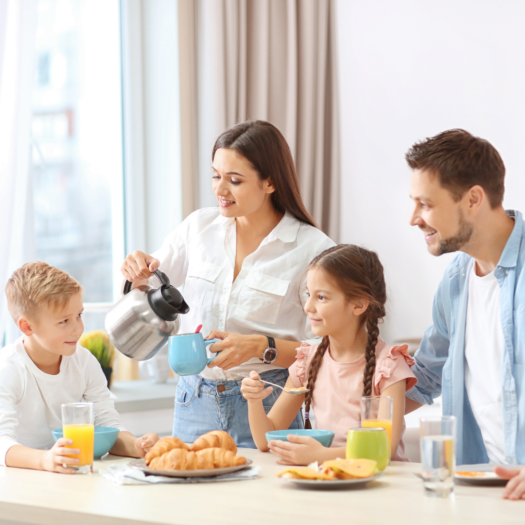 rodzina jedząca śniadanie