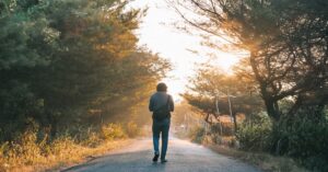 Spacer w ciszy - jak wpływa na zdrowie?