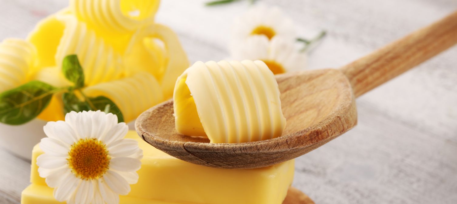 Na drewnianej łyżce znajduje się margaryna