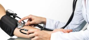 ciśnieniomierz tradycyjny versus nowoczesny (nowe technologie)