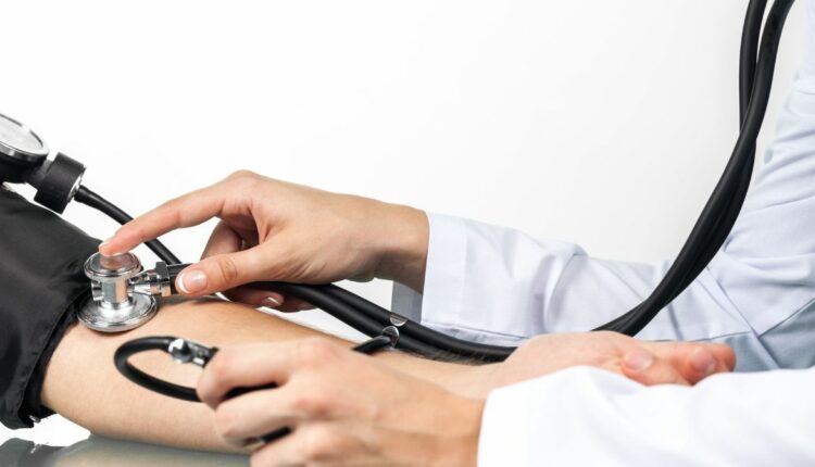 ciśnieniomierz tradycyjny versus nowoczesny (nowe technologie)