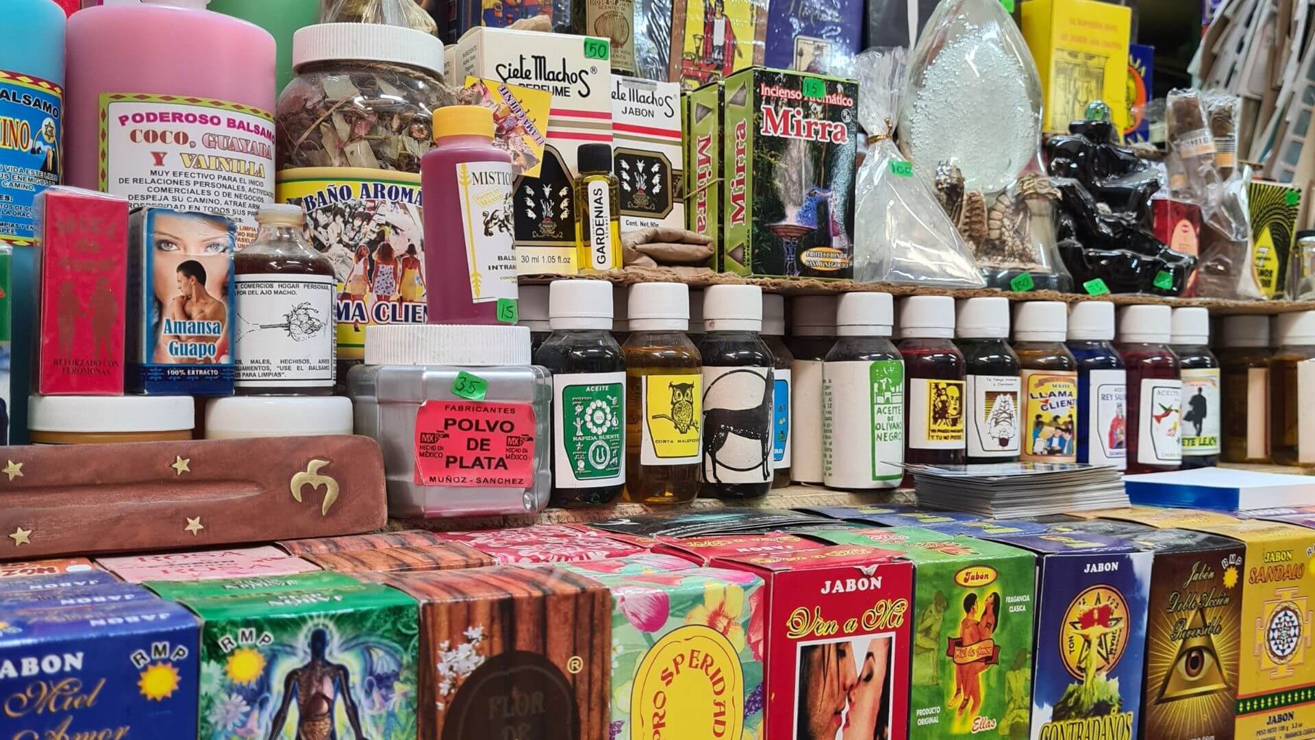 Magiczne specyfiki na zdrowie i nie tylko z Meksyku. Zdjęcie z targu w Mieście Meksyk. 