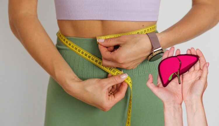 Jak obwód w talii wpływa na zdrowie wątroby