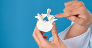 Jakie powiązanie mają kręgi szyjne z funkcjonowaniem jelita?