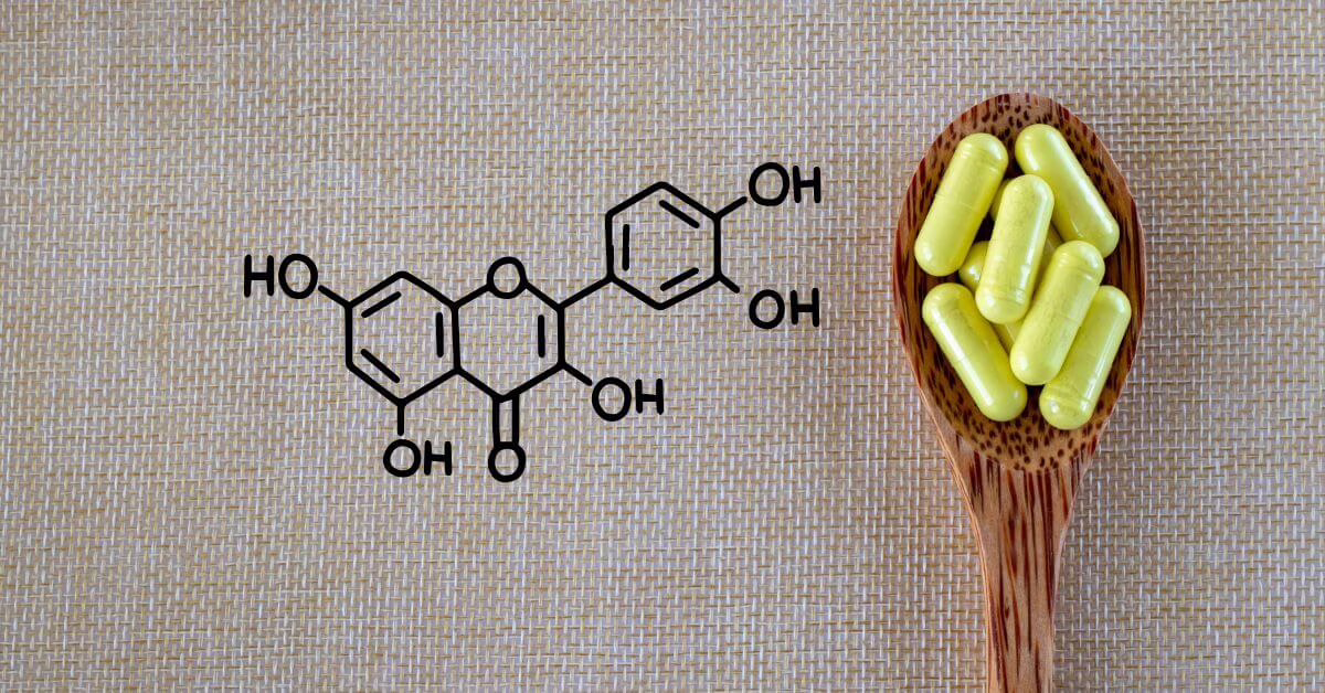 Kwercetyna wspomaga walkę z alergią, stanami zapalnymi i poprawia odporność.