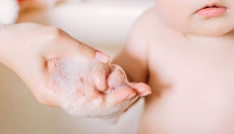 jak prawidłowo pielęgnować skórę noworodka